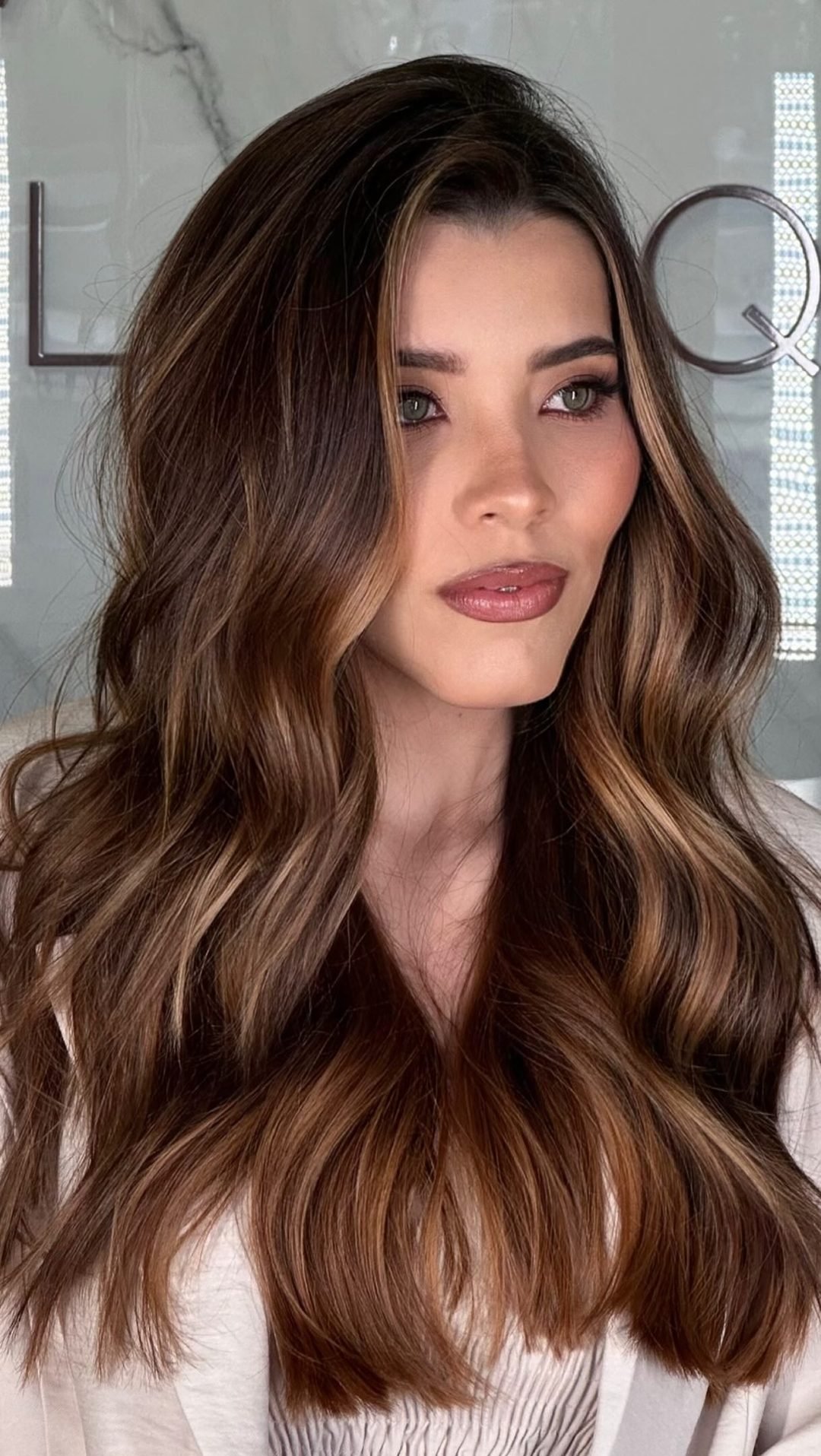 Morena iluminada com ondas largas