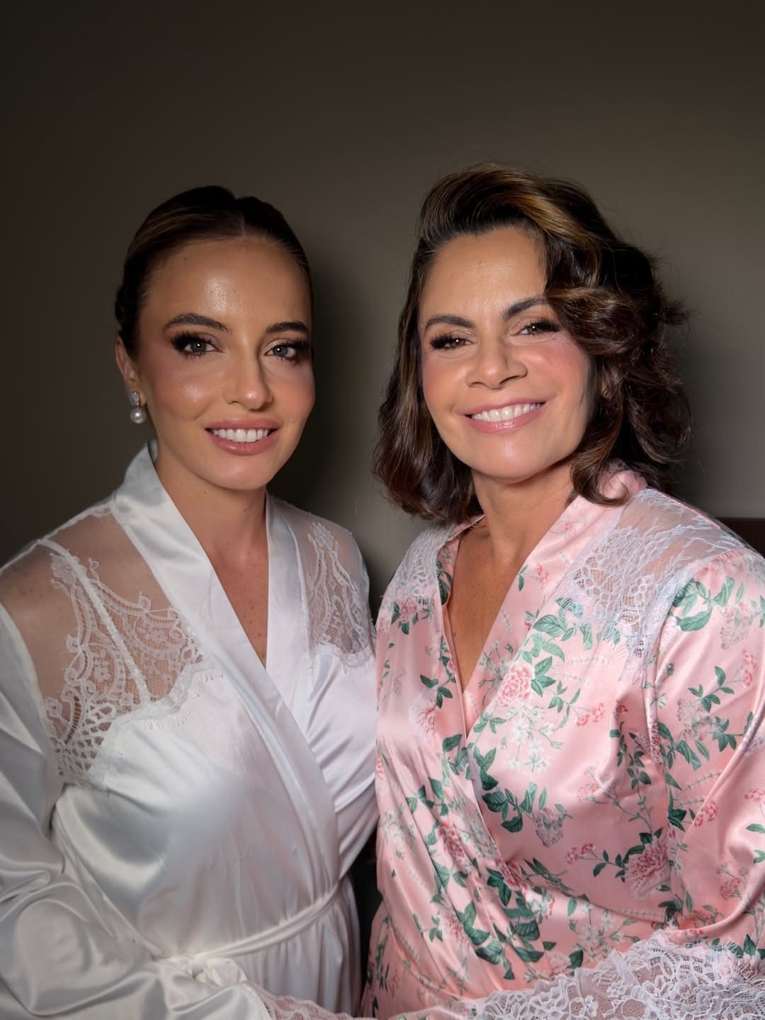 Noiva e a mãe de robe, prontas para o casamento